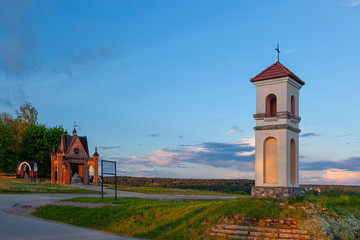 Gietrzwałd - wieś na Warmii i mazurach, Polska - krajobraz wiosenny. Droga krzyżowa i kapliczka polna. © Grzej