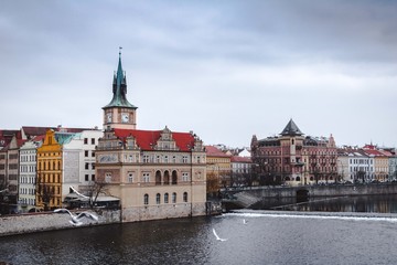Fototapeta na wymiar Le centre de Prague, vue du pont Saint Charles.
