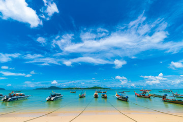Obraz premium Travel longtale wooden boat on the white beach turquoise water at Phuket, Thailand.