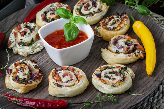 ślimaki, jedzenie, ser, posiłek, przekąska, płyta, pomidor, pieczone, ciasta, dania, swiezy, zdrowa, deser, oliwka, papryczka, przepyszny, śniadanie, nadziewane, sos, słodkoostry, szynka, bazylia, zio
