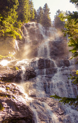 cascade sous les rayons du soleil