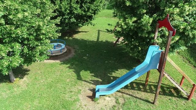 Parco giochi vuoto visto da drone