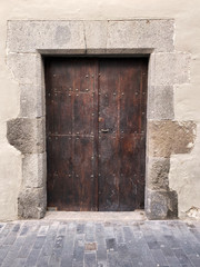 Fototapeta na wymiar Antigua puerta de madera estilo colonial. Gran Canaria