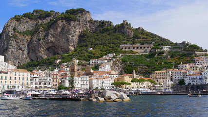 Fototapeta na wymiar Panoramablick auf Amalfi an der Amalfiküste im Golf von Neapel