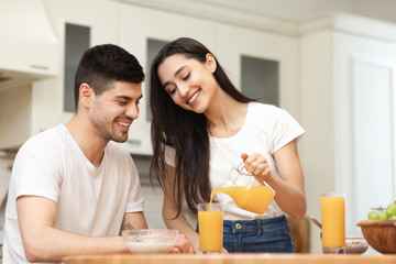 Obraz na płótnie Canvas Young caucasian man and woman enjoying lemonade
