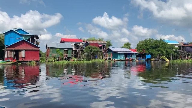 Village flottant sur la rivi&egrave;re Sangker, Cambodge