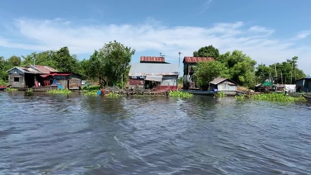 Village flottant sur la rivi&egrave;re Sangker, Cambodge