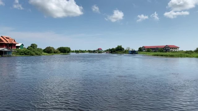 Village flottant sur la rivi&egrave;re Sangker, Cambodge
