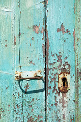 Ein alter Türbeschlag an einer Kellertür