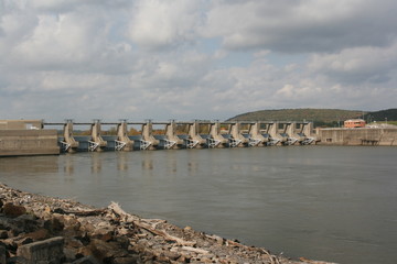 Fototapeta na wymiar Dam in Arkansas with hydro electric 