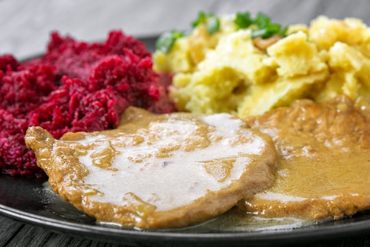 schab w sosie z ziemniakami i ćwikłą , jedzenie, posiłek, pieczone, smażone, przepyszny, obiad, domowe, schab, ziemniaki, buraki, ćwikła, ziemniaki, sos
