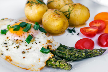 szparagi z jajkiem sadzonym i ziemniakami, szparagi, jedzenie, posiłek, obiad, dania, jarzyna, pomidor, smażone, jarzyna, gotowanie, kartofel, zdrowa, dieta, delikatesowy, lunch, przepyszny, zieleń, j © yanek