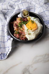 Norddeutscher Hamburger Labskaus mit Rindfleisch Corned Beef, Rote Beete, Kartoffeln, Saure Gurken, Spiegelei und Rollmops in Schale