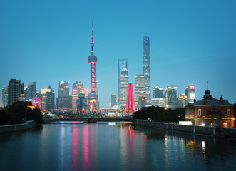Obraz premium Shanghai skyline and Waibaidu bridge, China