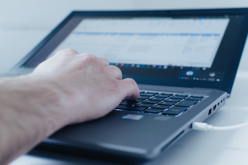 Obraz premium hand typing on laptop keyboard during a screen share meeting