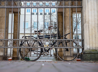 Bike locked to the fence © Katarzyna
