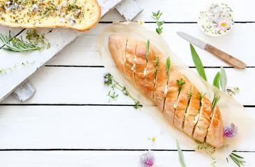 Kräuterbaguette Baguette Knoblauchbaguette Kräuter Knoblauch Overhead top view