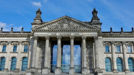 Deutsches Parlamentsgebäude, Reichstag von außen,
Deutschland Fahne, Europa Fahne, Bundestag