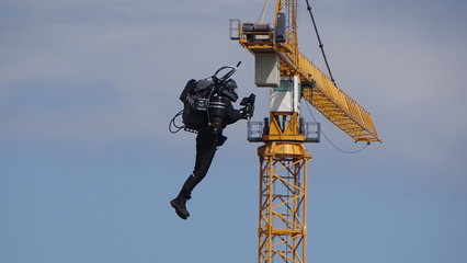 Fototapeta na wymiar Jump Packing in front of a Crane
