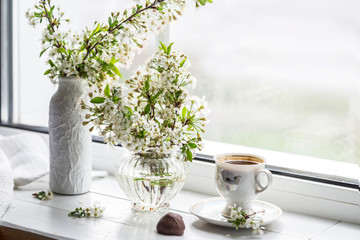 Image with a bouquet on the windowsill.