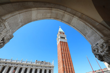 Fototapeta na wymiar Bell tower of Saint Mark in Venice and the arc of Doges Palace