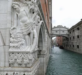 Papier Peint photo Pont des Soupirs statue  in Venice and the famous Bridge of Sighs