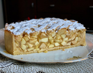domowa szarlotka na talerzu