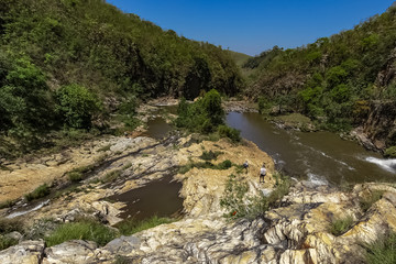 Fototapeta na wymiar Imagem exuberante da natureza do topo da Cachoeira Maria Augusta, na Serra da Canastra, Minas Gerais, Brasil.