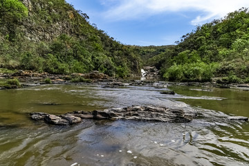 Imagem exuberante da natureza do topo da Cachoeira Maria Augusta, na Serra da Canastra, Minas Gerais, Brasil.