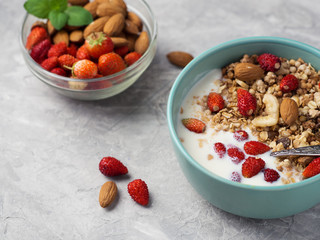 Muesli with yogurt, strawberries and almonds