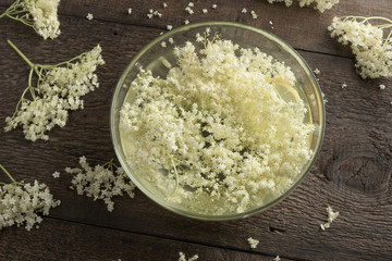 Macerating elder flowers in water to prepare syrup