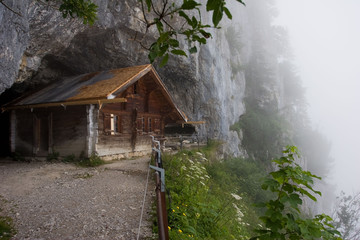 Dom w skałach, jaskinie - Ebenalp, Szwajcaria - obrazy, fototapety, plakaty
