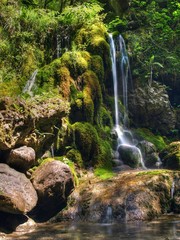 Fototapeta na wymiar Petite Waterfall