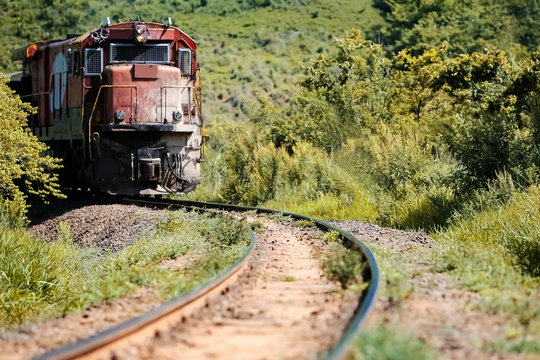 Paisagem exuberante de trilhos com trem em meio a vegetação da região de Botucatu, SP, Brasil