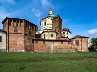 Fototapeta na wymiar Basilica di San Lorenzo Maggiore church in Milan, Lombardy.
