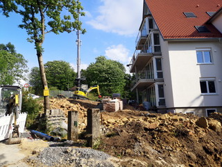 Loses braunes Erdreich an der Baustelle des Tönsberghaus bei blauem Himmel und Sonnenschein in...