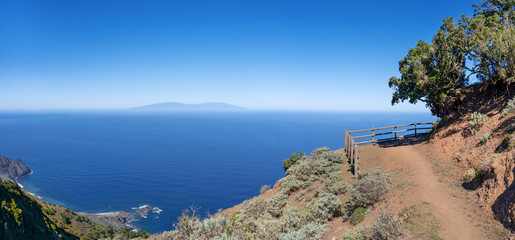 La Gomera - Wanderweg im Nordwesten mit Blick nach La Palma, unten an der Küste die Landspitze...
