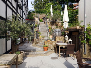 Gemütliche Terrasse in Hanglage im Sommer bei Sonnenschein eines italienischen Restaurant in der...