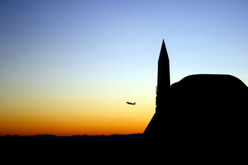 Samolot startujący o wschodzie słońca w Las Vegas. © MyArtGaze