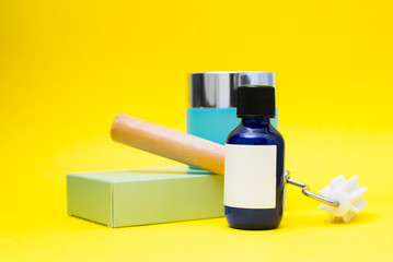 Productos de belleza y cosmética sobre fondo amarillo