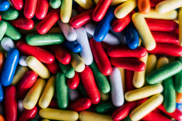 Bonbons multicolores à la réglisse - Arrière plan coloré