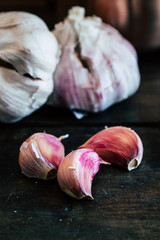 Gousses d'ail dans la cuisine - Préparation d'aromates