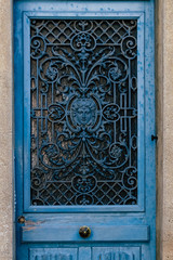 Porte en bois bleu et métal ornemental découpé sculpté