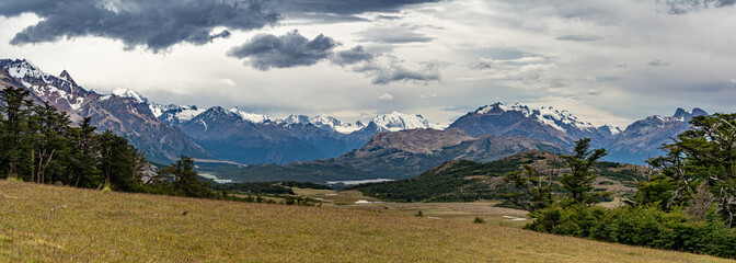 valle colorido rodeado de arboles y grandes montañas. El Chalten, Argentina 