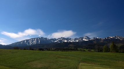 góry w słoneczny poranek © xanqer