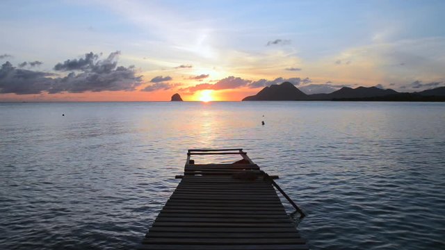 le soleil disparait le long de l'horizon sur une plage des tropiques
