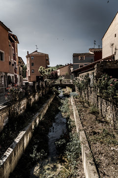 Peque&ntilde;o canal en un pueblo de Burgos, Belorado.