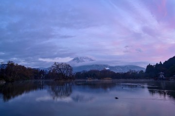 朝焼け雲の伊吹山と三島池の情景＠滋賀