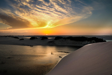Fototapeta premium Por do sol nos Lençois Maranhenses