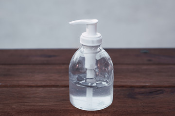 alcohol en gel para desinfectarse las manos contra el virus